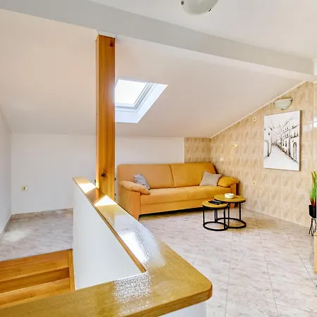 Duplex In Peaceful Area - דירה