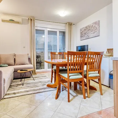 Duplex In Peaceful Area - דירה *