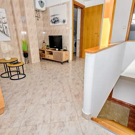 Duplex In Peaceful Area - דירה זאדאר