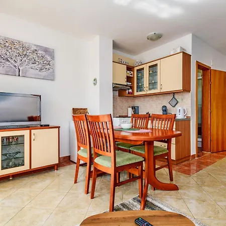 Duplex In Peaceful Area - דירה