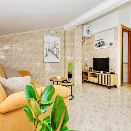 Апартаменти Duplex In Peaceful Area - Задар