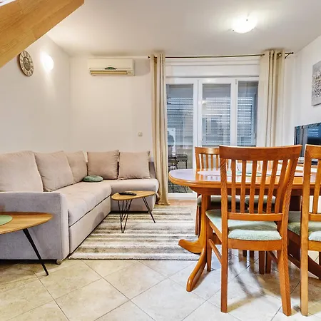 Апартаменти Duplex In Peaceful Area - Задар
